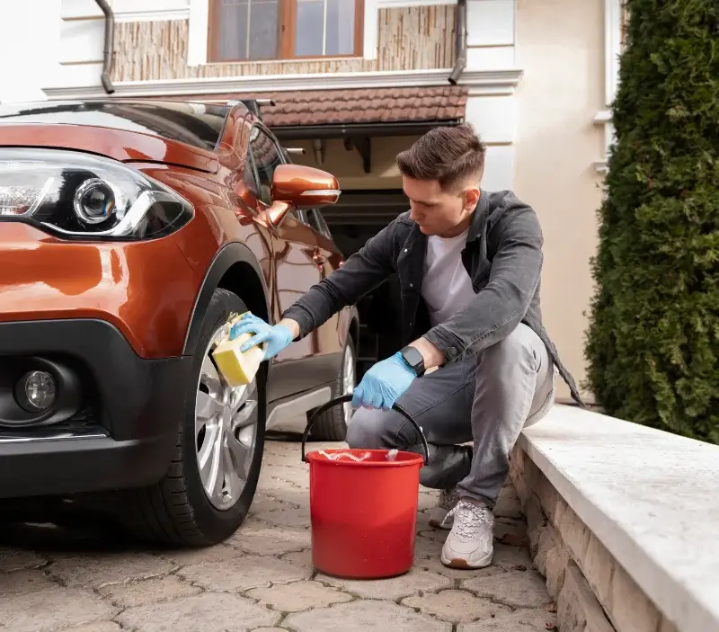Lavage auto à domicile Mareil-sur-Mauldre : professionnel intervenant sur un véhicule